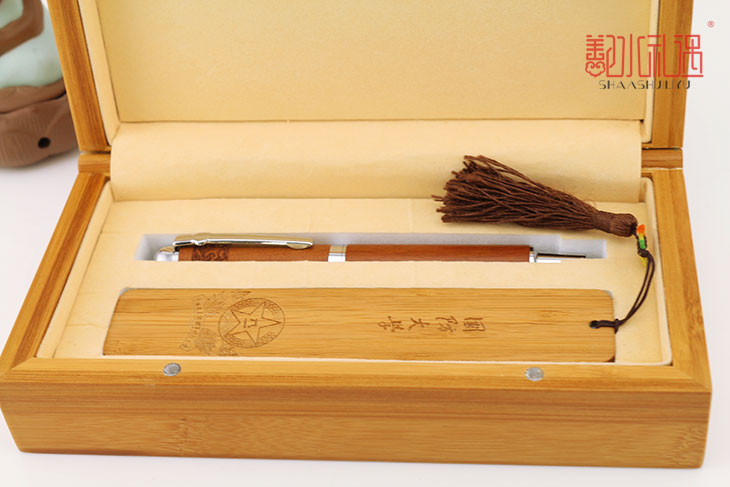 企业纪念品首选红木材质纪念品