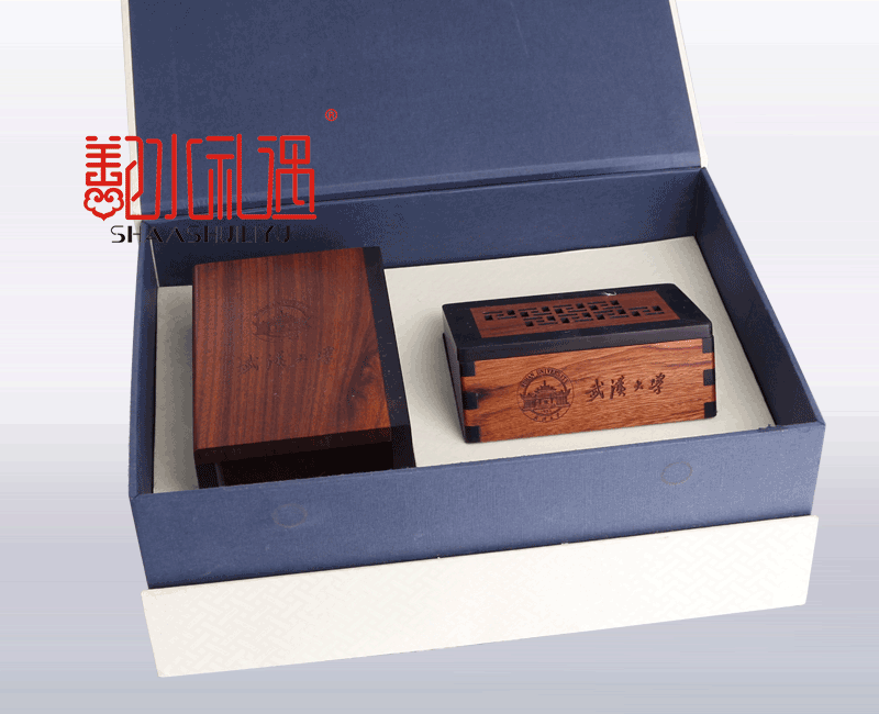 退休纪念品—武汉大学红木两件套