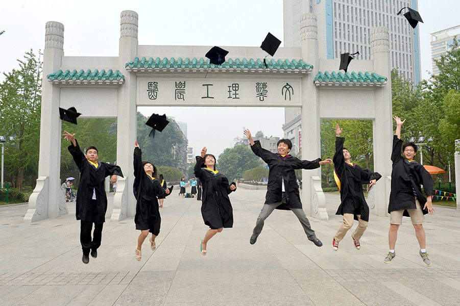鄯水为武汉大学打造红木两件套毕业纪念品